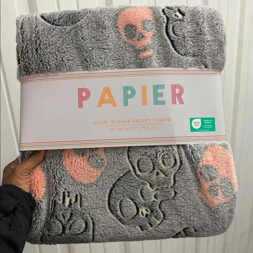 Papier NEW Glow in the Dark Throw Velvet Skulls Halloween 50 x 60 100% Polyester